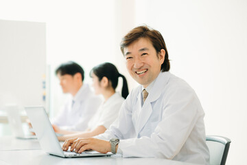 Obraz premium 白衣を着た男性（パソコン・笑顔） 