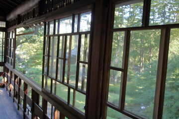 古い日本家屋の木製窓