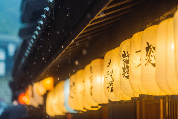 비가 오는 일본 등불과 처마 모습