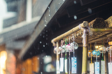 물방울이 떨어지는 처마 모습