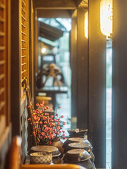 은은한 등불 아래  작은 장독대들