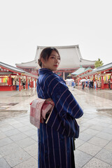 浅草の浅草寺の前の着物姿の日本人女性ー振り返り美人ー