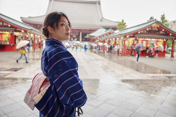 浅草の浅草寺の前の着物姿の日本人女性ー振り返り美人ー