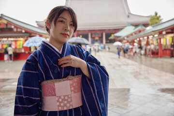 浅草の浅草寺の前で微笑む着物姿の日本人女性