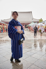 浅草の浅草寺の前で微笑む着物姿の日本人女性