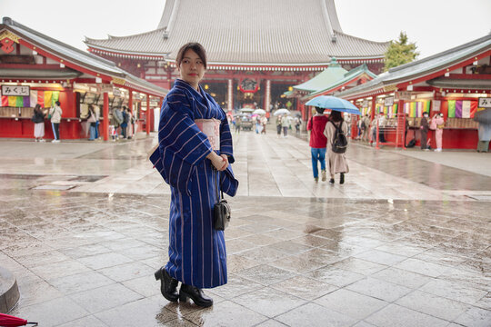 浅草の浅草寺の前に立つ着物姿の日本人女性