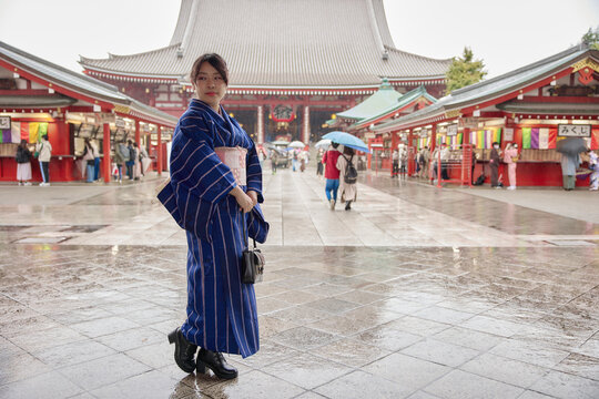 浅草の浅草寺の前に立つ着物姿の日本人女性