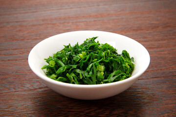 千切りにして茹でた沖縄島ニンジンの葉