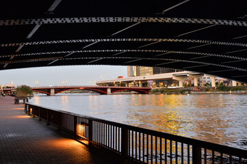 隅田川夕景、駒形橋の下から