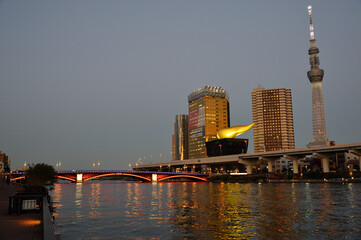 Fototapeta premium 隅田川夕景、吾妻橋と東京スカイツリーと金の炎