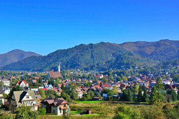 Fototapeta na wymiar Panorama of small mountain town in polish carpathians, Kroscienko nad Dunajcem, Pieniny, Poland.