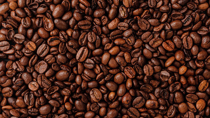 Fototapeta premium Roasted coffee beans background texure. Overhead view