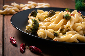 Piatto di deliziose trecce con broccoli e peperoncino, Pasta Italiana 