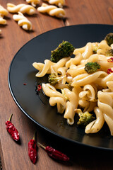 Piatto di deliziose trecce con broccoli e peperoncino, Pasta Italiana 