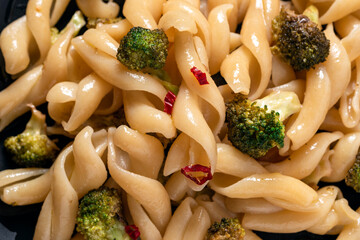 Piatto di deliziose trecce con broccoli e peperoncino, Pasta Italiana 