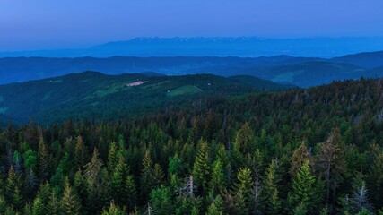 Widok o wschodzie słońca z wieży widokowej na górze Gorc