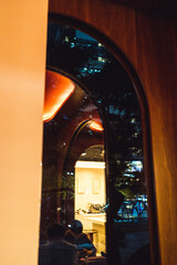 창문에 비친 카페 조명과 내부