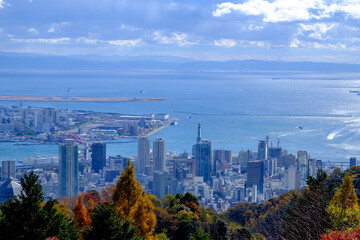 神戸山手の布引ハーブ園から神戸市街地の眺め。三宮のビル群とポートアイランド、大阪湾を臨む。