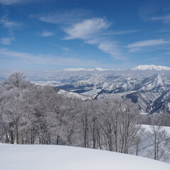 Fototapeta na wymiar 湯沢町の雪山景色