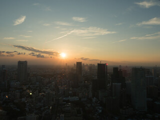 摩天楼と夕日。Skyscraper and sunset.