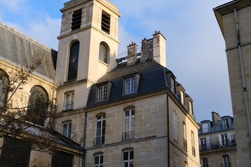Fototapeta na wymiar The facades of some nice Parisian buildings in the quarter 
