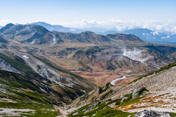 Fototapeta premium 立山室堂と地獄谷から活発に吹き上がる火山ガスの噴煙（令和３年１０月）