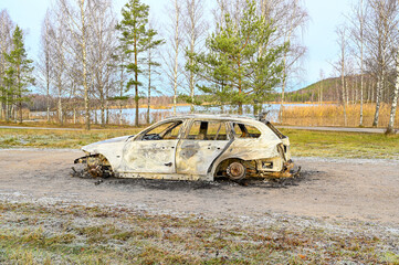 Obraz na płótnie Canvas car totaly burnt up standing in rural site