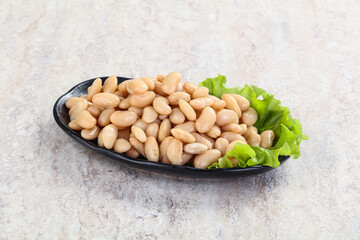 White canned beans for vegan suisine