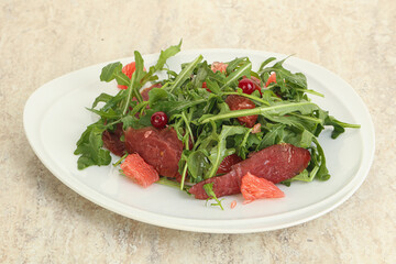 Duck salad with ruccola and grapefruit