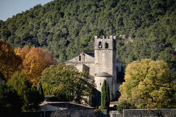 Fototapeta na wymiar vue de la chapelle et des vestiges romains à Vaison-la-Romaine