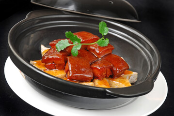 Braised pork in brown sauce