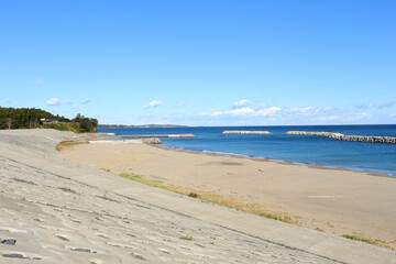 小泉海岸。小泉海水浴場の白い砂浜。日本宮城県気仙沼市本吉町。