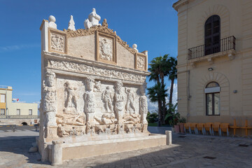 Fototapeta na wymiar Gallipoli, Lecce. Fontana Greca III a.C. vicina al ponte che congiunge il borgo nuovo alla città vecchia.