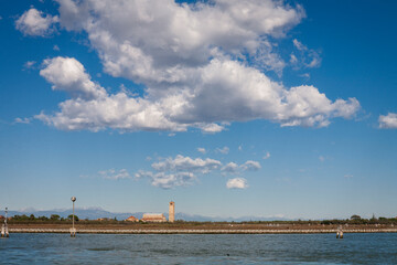 Torcello, Venezia. Veduta della cattedrale di Santa Maria con il campanile e grandi nubi dalla laguna