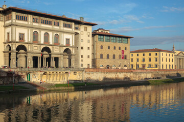 Fototapeta na wymiar Firenze. Fiume Arno con edificio di ingresso alla Galleria degli Uffizi.