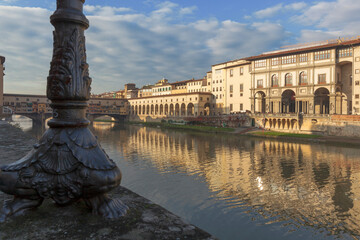 Firenze. Fiume Arno con edificio di ingresso alla Galleria degli Uffizi.