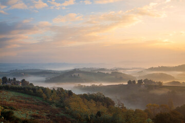 Fototapeta premium Toscana. Paesaggio collinare del Chianti con nebbie mattutine