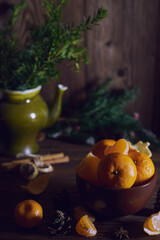 Fototapeta na wymiar Juicy fresh tangerines lie in a brown ceramic bowl.