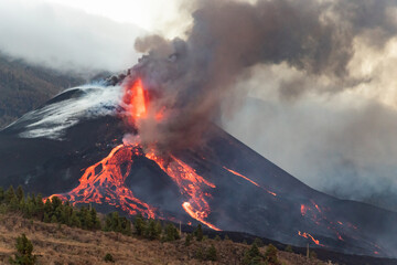 Cumbre Vieja / La Palma (Canary Islands) 2021/10/25 Detail of a new lava flow after the collapse of...