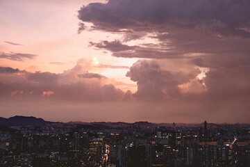 서울의 붉은 구름