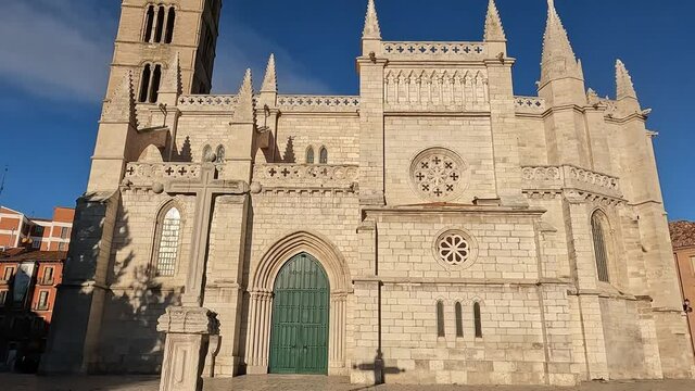 Cruz de piedra e iglesia g&oacute;tica siglo XII de santa Mar&iacute;a la antigua en la ciudad de Valladolid, Espa&ntilde;a