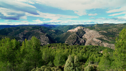 Fototapeta na wymiar Horizonte paisaje verde montañas y nubes SALTO DEL CABALLO Castellón España