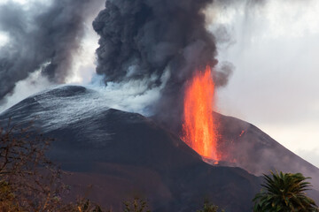 Cumbre Vieja / La Palma (Canary Islands) 2021/10/26 The main cone with the main lava vent of the Cumbre vieja volcano eruption.
