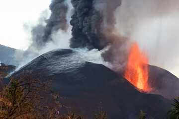 Cumbre Vieja / La Palma (Canary Islands) 2021/10/26 The main cone with the main lava vent of the Cumbre vieja volcano eruption.