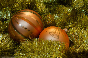 
pair of christmas balls with thick christmas tree chain - all in gold colour
