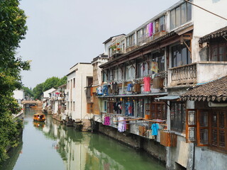 Fototapeta na wymiar 中国蘇州の川沿いの街並み