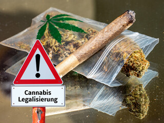 Cannabis Legalisierung Schild mit Joint und Gras