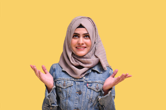 beautiful girl wearing hijab with denim jacket and explane something inidan pakistani model