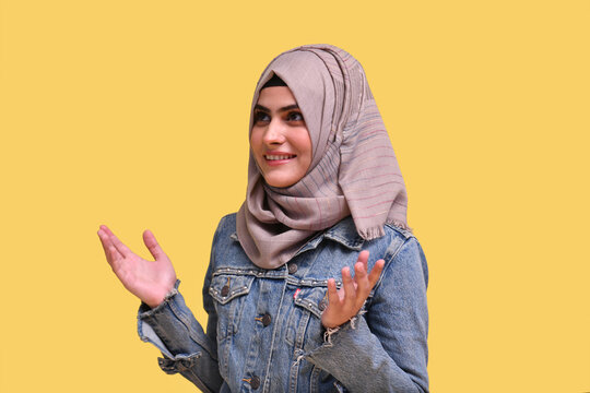 beautiful girl wearing hijab with denim jacket and explane something inidan pakistani model