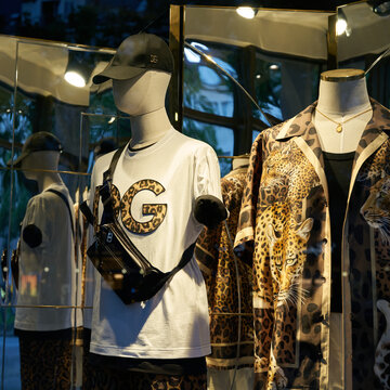 Mode der Marke Dolce & Gabbana im Schaufenster einer Einkaufsstra&szlig;e in Berlin